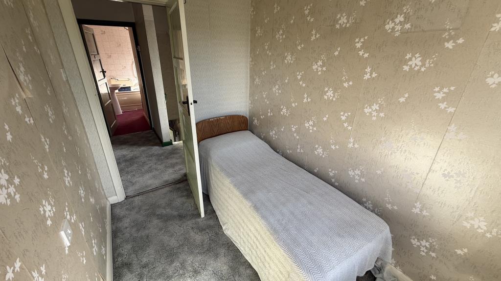 Lot: 32 - VACANT HOUSE FOR IMPROVEMENT - Internal image of boxroom bedroom 3